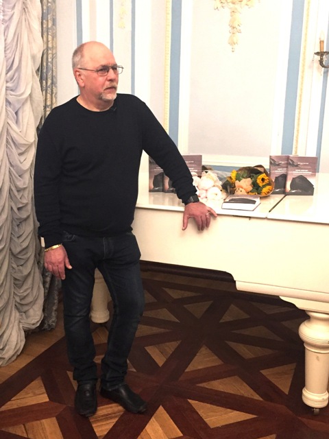 МИХАИЛ БЕГЛОВ ВСТРЕТИЛСЯ С ЧИТАЛЕЛЯМИ ПЕРВОГО СНА МИХАИЛ БЕГЛОВ ВСТРЕТИЛСЯ С ЧИТАЛЕЛЯМИ ПЕРВОГО СНА