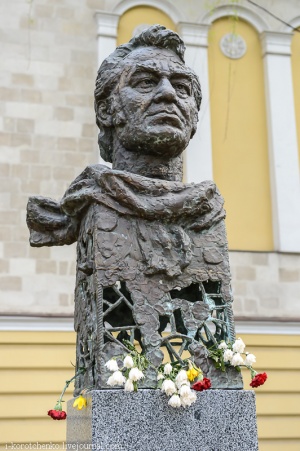 Эмиль Лотяну - советский и молдавский кинорежиссёр, сценарист, поэт. Эмиль Лотяну - советский и молдавский кинорежиссёр, сценарист, поэт.